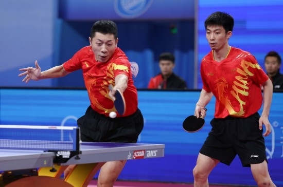 10月18日，上海隊組合許昕（左）/周愷在雙打比賽中。他們3:0戰(zhàn)勝福建隊組合曾蓓勛/陳俊菘。新華社記者 王楷焱 攝