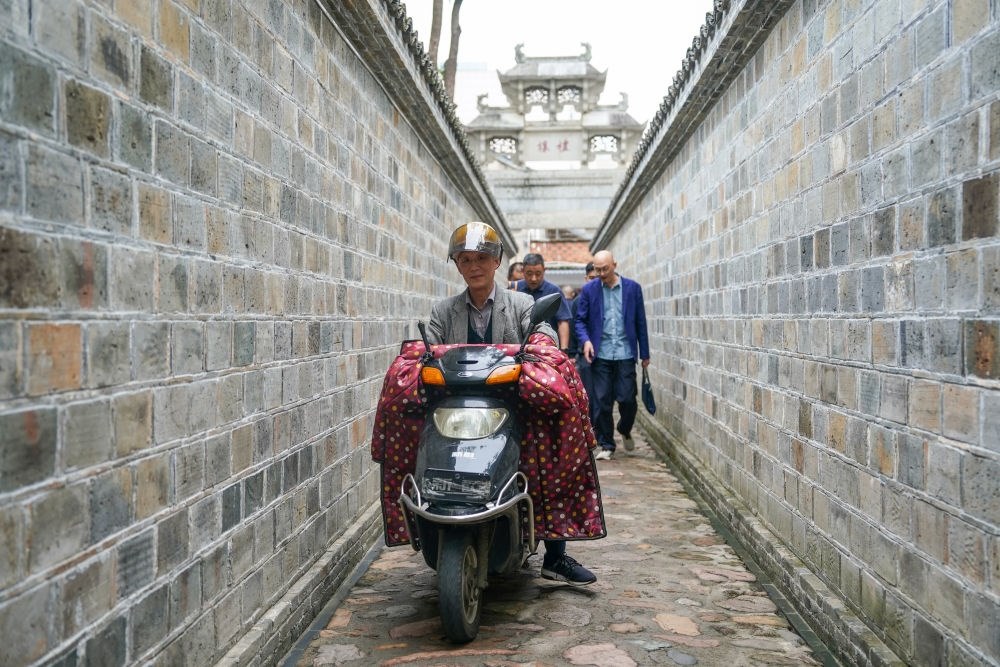 ↑市民在安徽省安慶市桐城市六尺巷通行。