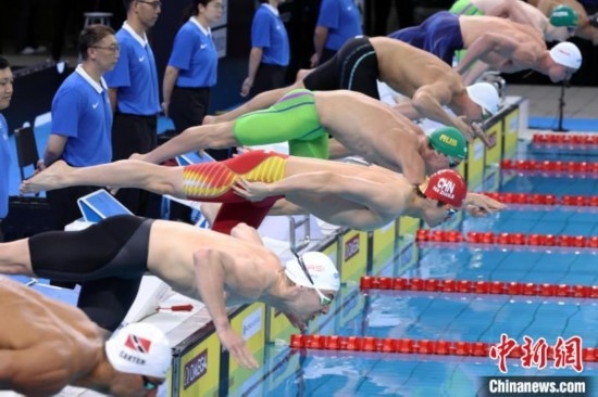 10月19日晚，2024年世界泳聯(lián)游泳世界杯上海站結(jié)束第二個(gè)比賽日的爭(zhēng)奪。圖為中國(guó)選手潘展樂(左三)在男子100米自由泳決賽中。 中新社記者 湯彥俊 攝