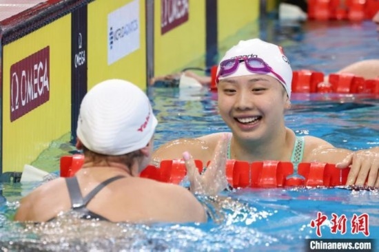 10月19日晚，2024年世界泳聯(lián)游泳世界杯上海站結(jié)束第二個(gè)比賽日的爭(zhēng)奪。圖為中國(guó)選手唐錢婷在女子100米蛙泳決賽中。 中新社記者 湯彥俊 攝