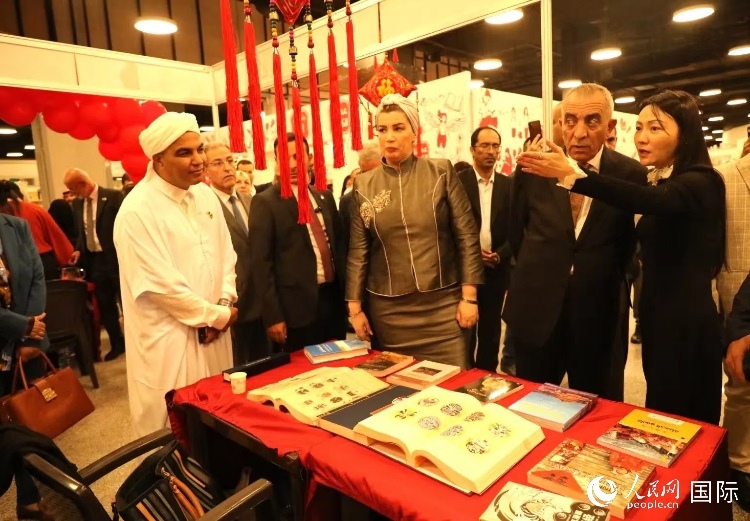 第二十三屆約旦安曼國際書展于10月10日至19日在約旦展覽中心舉行，約旦政府和民間各界人士在中國展臺翻閱圖書，熱烈交流互動，感受中華文化之美。人民網(wǎng)記者 李瀟攝