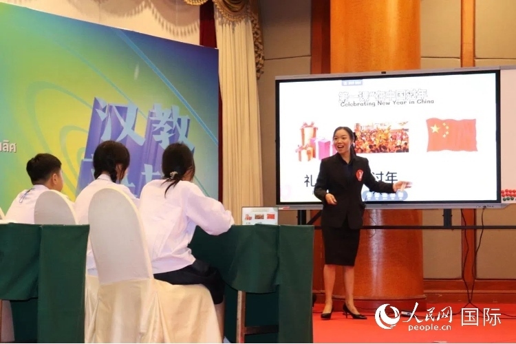 泰國(guó)本土中文教師參賽者現(xiàn)場(chǎng)授課。人民網(wǎng)實(shí)習(xí)生 姚欣可攝