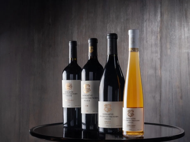 活動現(xiàn)場推介了懷來中法莊園珍藏馬瑟蘭干紅、小芒森甜白等優(yōu)質(zhì)葡萄酒。主辦方供圖