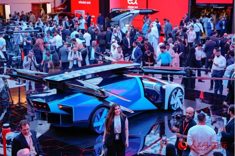 小鵬匯天陸空一體式飛行汽車備受關注。人民網(wǎng) 塔里克·易卜拉欣攝