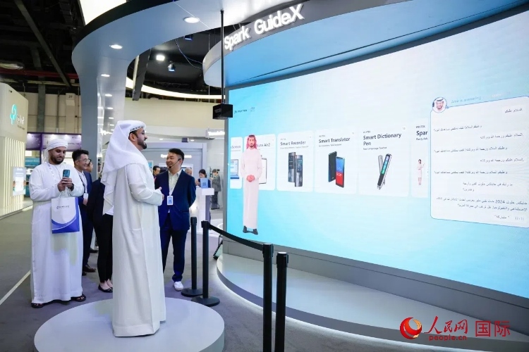 觀眾在科大訊飛展臺與虛擬人對話。人民網(wǎng) 塔里克·易卜拉欣攝