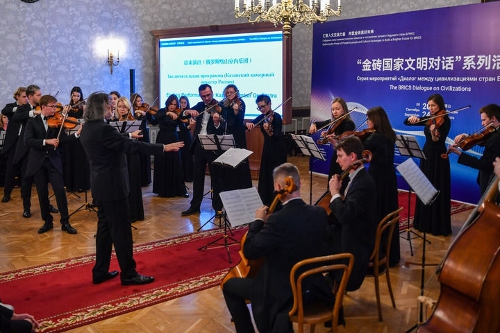2024年9月24日，在俄羅斯喀山，俄羅斯喀山室內(nèi)樂團(tuán)演奏傳統(tǒng)曲目?！敖鸫u國(guó)家文明對(duì)話”系列活動(dòng)24日在俄羅斯喀山舉行，來自中國(guó)、俄羅斯、巴西、印度、南非、伊朗等金磚國(guó)家的相關(guān)機(jī)構(gòu)、各領(lǐng)域?qū)＜覍W(xué)者及青年代表等300多人參加。新華社記者 曹陽(yáng) 攝