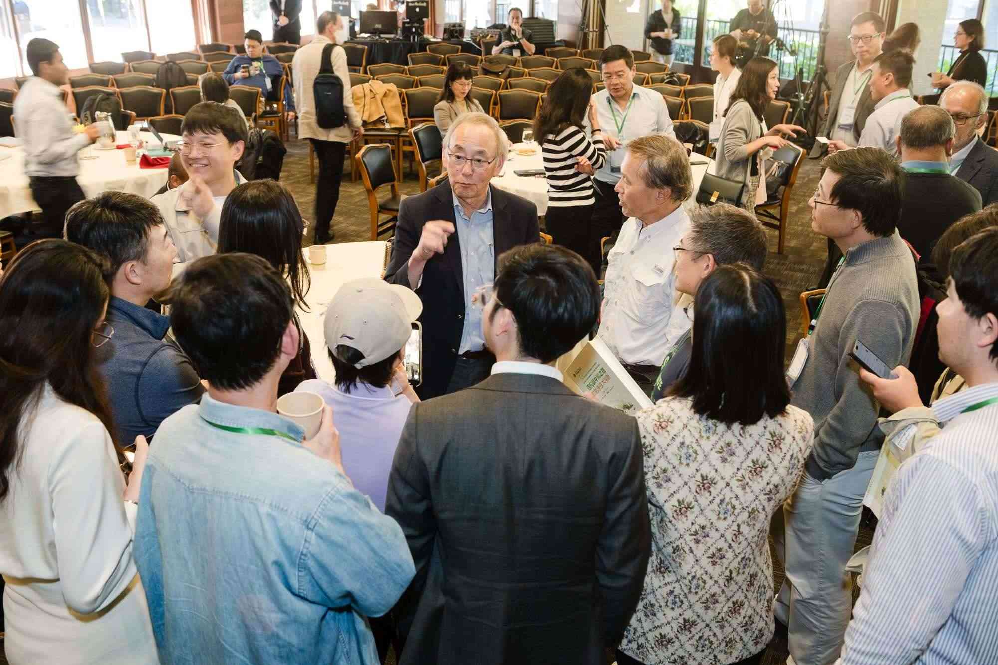美國前能源部長、諾獎得主朱棣文教授在會場與參會者交流。馮超攝