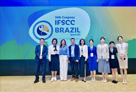 百雀羚集團(tuán)高層與研發(fā)團(tuán)隊(duì)。受訪方供圖