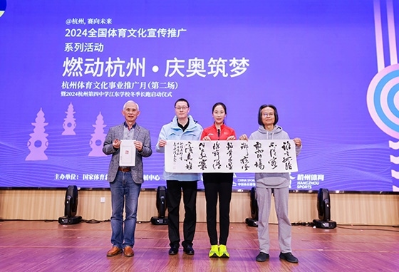 王麗萍與藝術(shù)家們共同創(chuàng)作主題作品。主辦方供圖