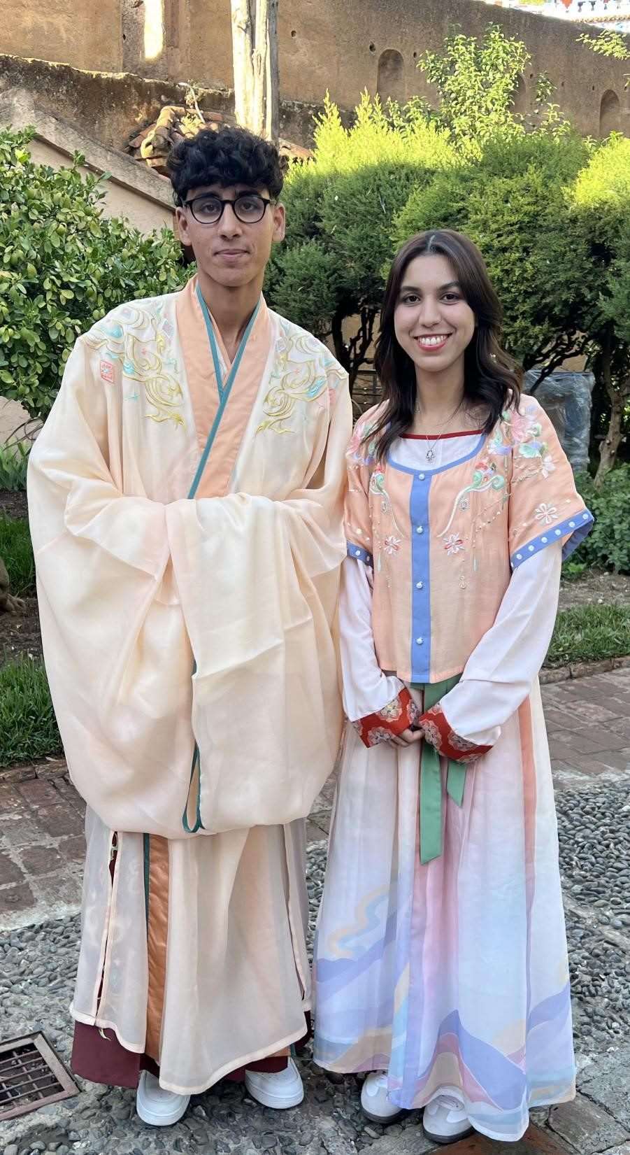 兩位青年試穿中國(guó)古代服裝。拉巴特中國(guó)文化中心供圖