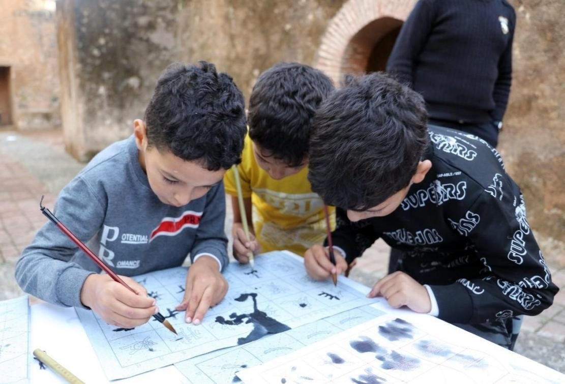 一起學(xué)書法。拉巴特中國(guó)文化中心供圖