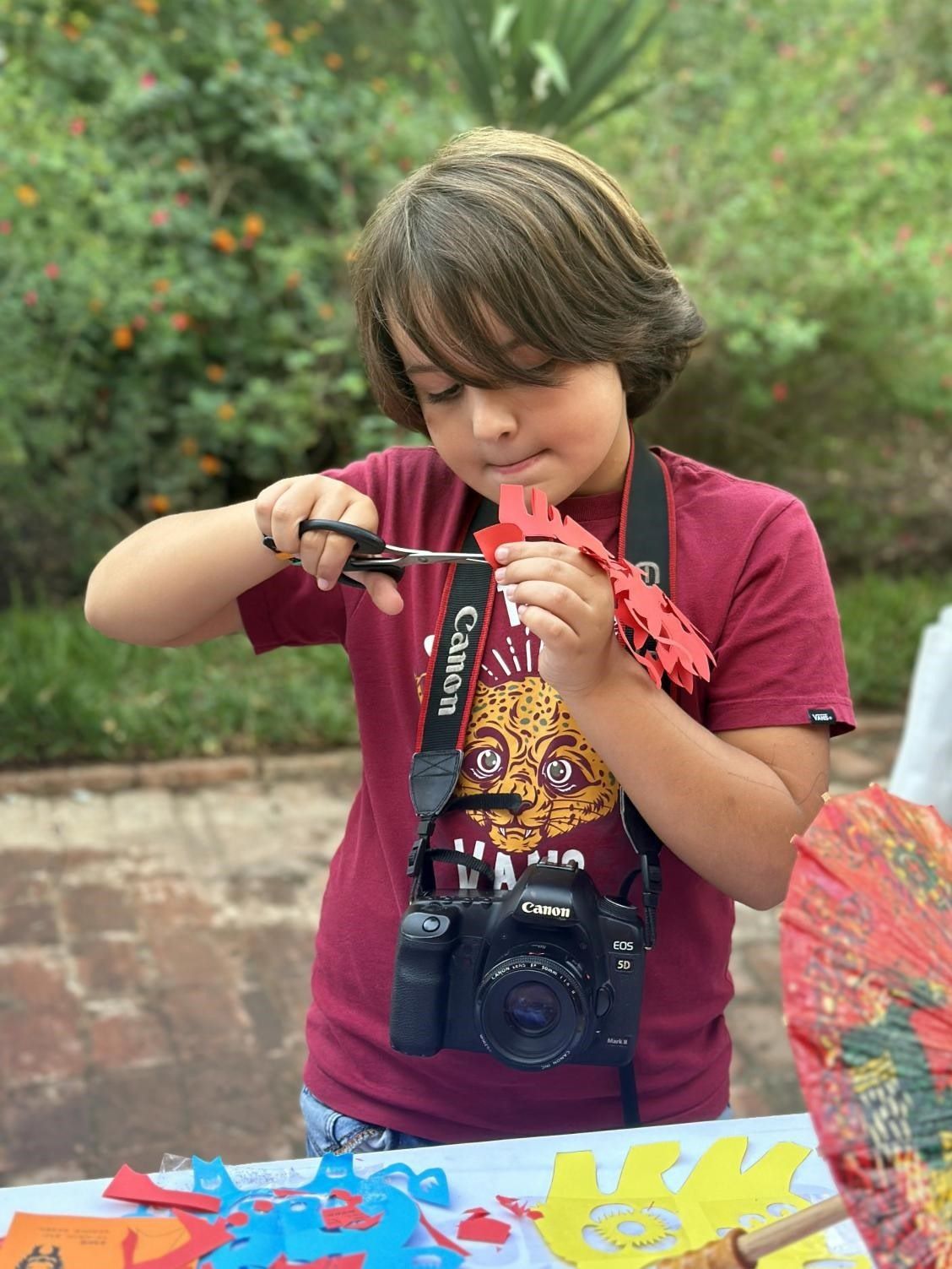 專心致志學(xué)剪紙。拉巴特中國(guó)文化中心供圖