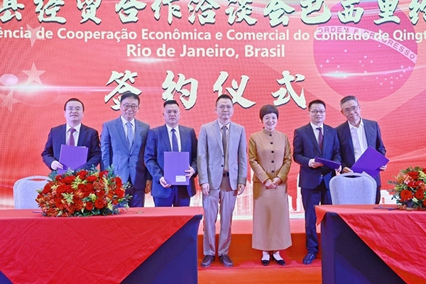 企業(yè)家在活動現(xiàn)場參與項目簽約儀式。人民網(wǎng)記者 陳海琪攝