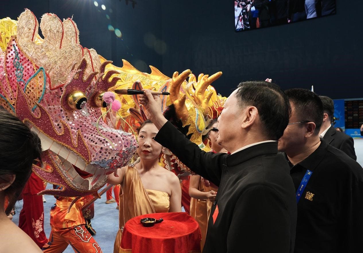 出席開賽儀式的領(lǐng)導(dǎo)及嘉賓共同為參賽龍獅隊(duì)點(diǎn)睛。（受訪者供圖）