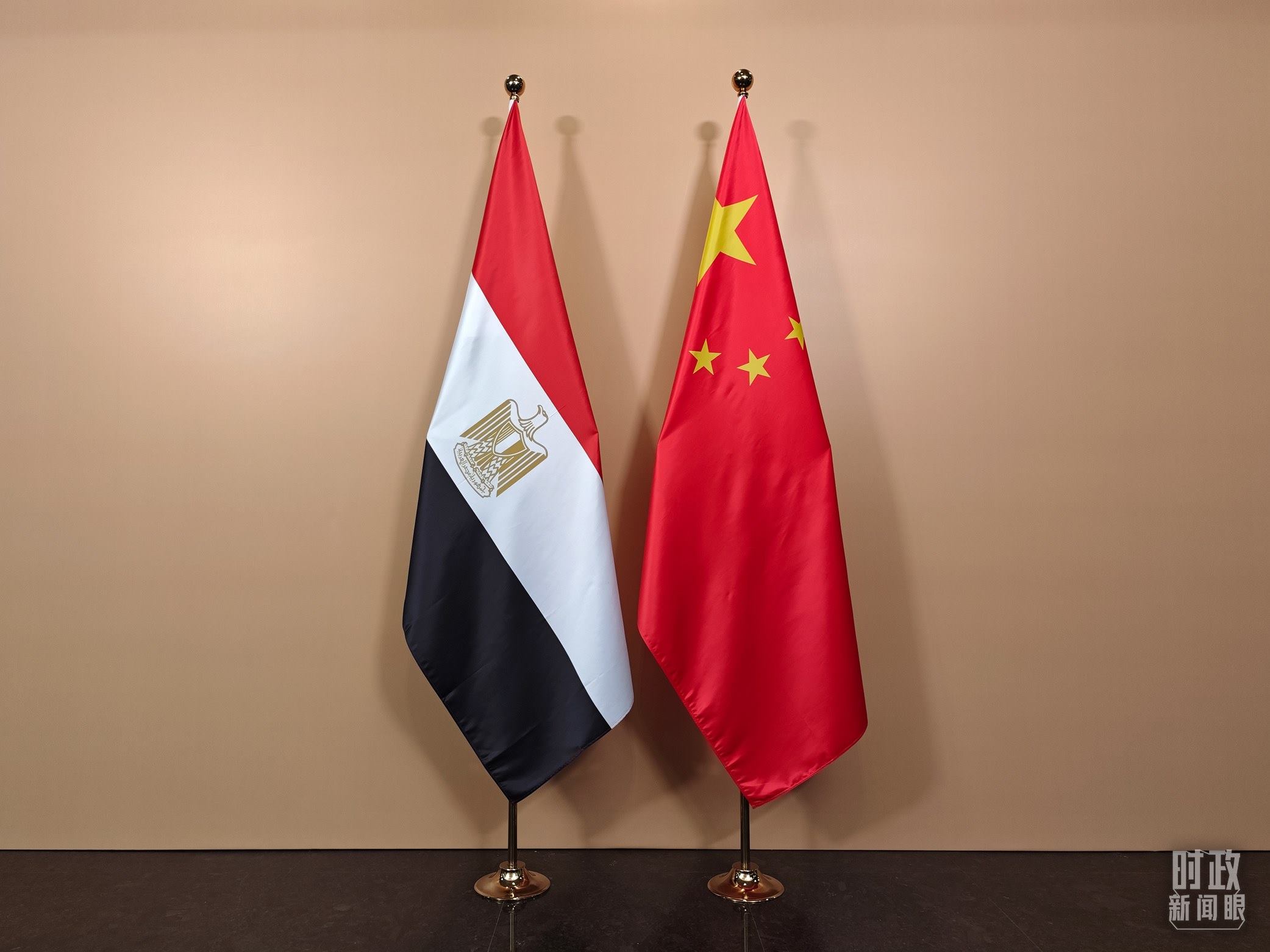 △ 會(huì)見(jiàn)廳外的中國(guó)埃及兩國(guó)國(guó)旗。（總臺(tái)央視記者彭漢明拍攝）