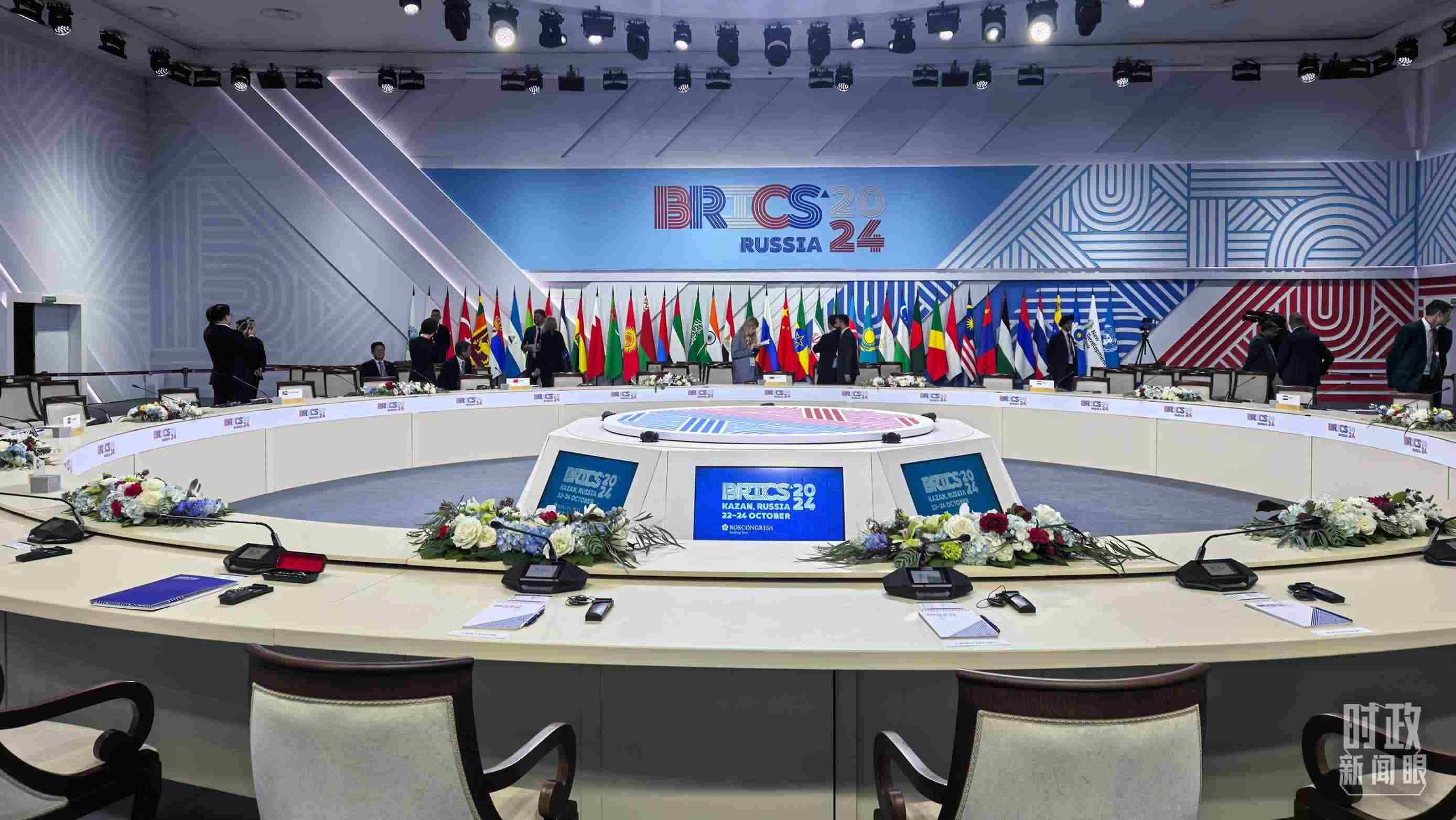 △ 金磚國(guó)家領(lǐng)導(dǎo)人大范圍會(huì)議開(kāi)始前。（總臺(tái)央視記者程鋮拍攝）