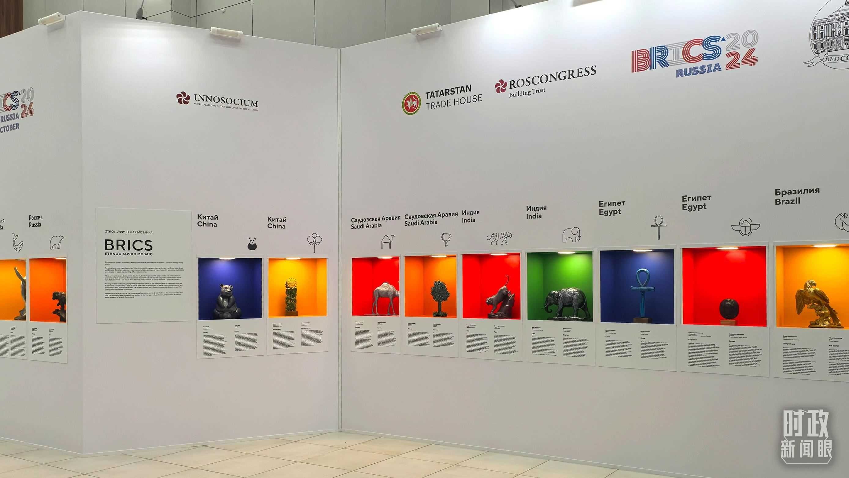 △ 喀山會(huì)展中心內(nèi)展示的金磚國(guó)家工藝品。（總臺(tái)央廣記者潘毅拍攝）