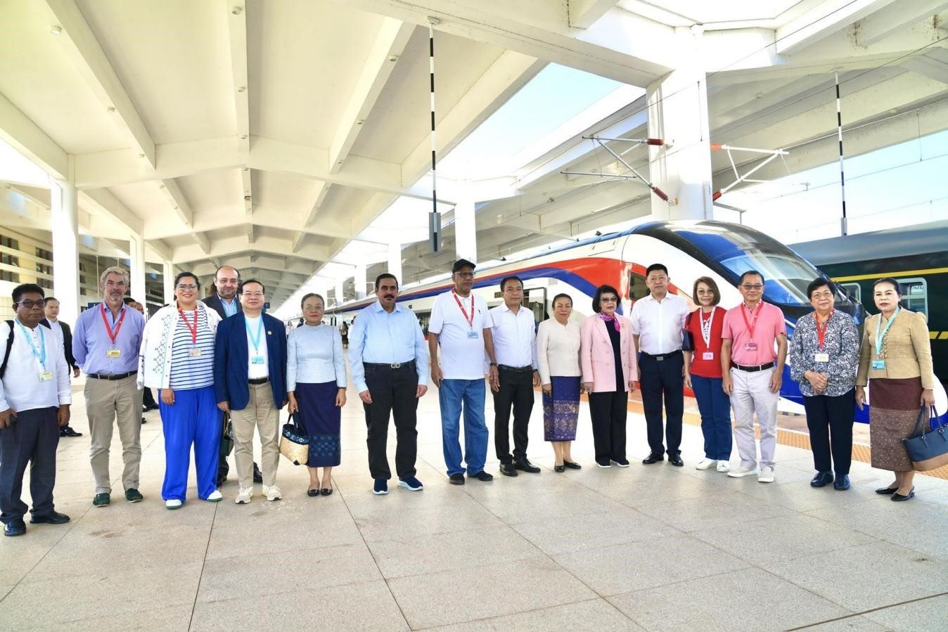 東盟議會(huì)聯(lián)盟大會(huì)代表團(tuán)與中老鐵路“瀾滄號(hào)”動(dòng)車合影留念。老中鐵路有限公司供圖