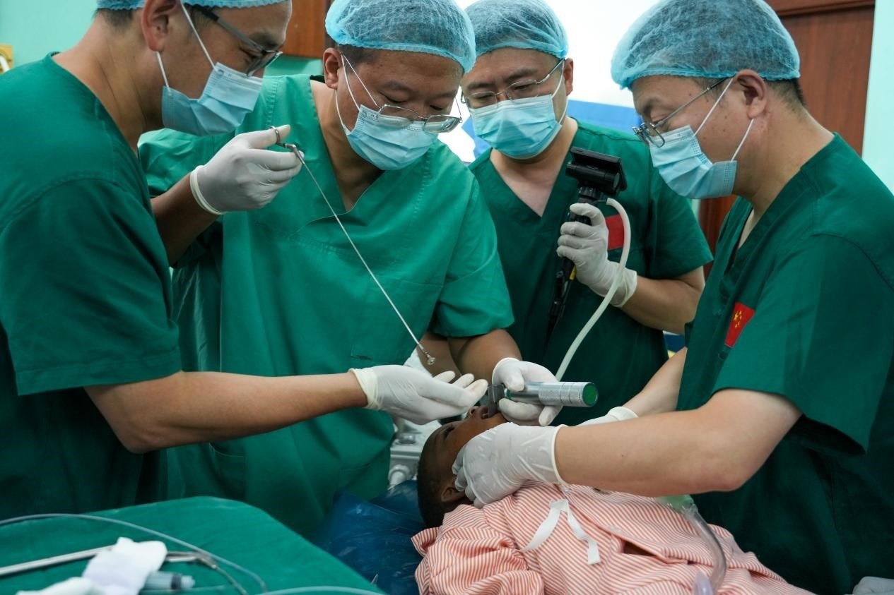 引起患兒窒息的異物被成功取出。中國援桑醫(yī)療隊(duì)供圖