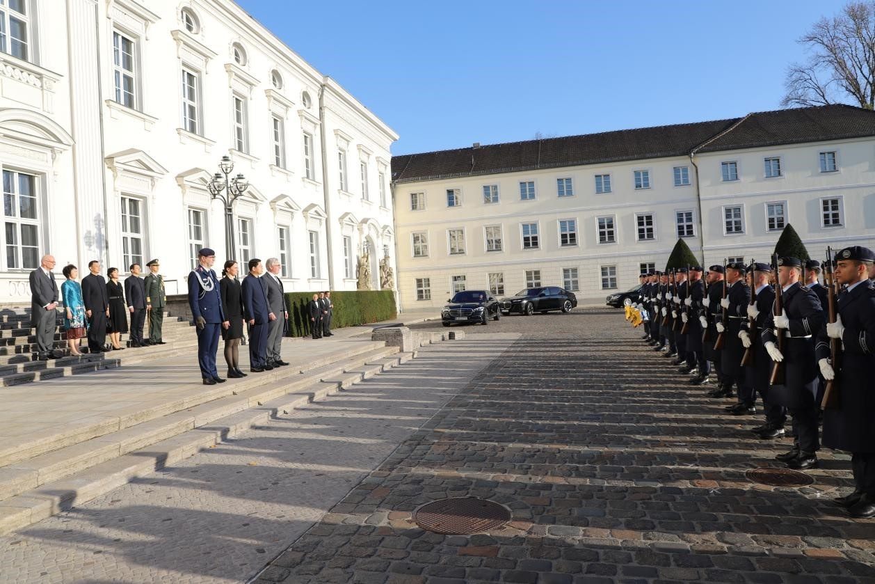新任中國駐德國大使鄧洪波向德國總統(tǒng)施泰因邁爾遞交國書。中國駐德國大使館供圖