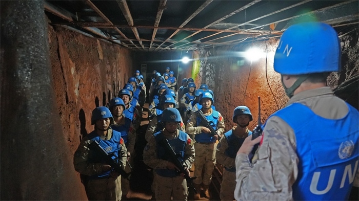 進(jìn)入地下掩體隱蔽。王軍杰攝