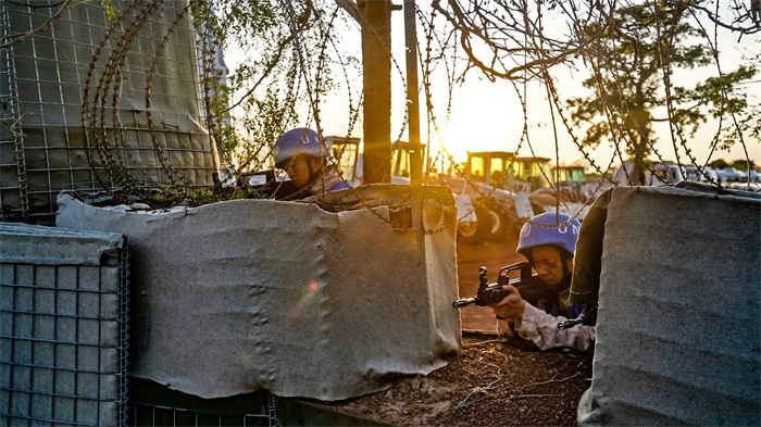 瞭望偵察一線情況。張洪奧攝