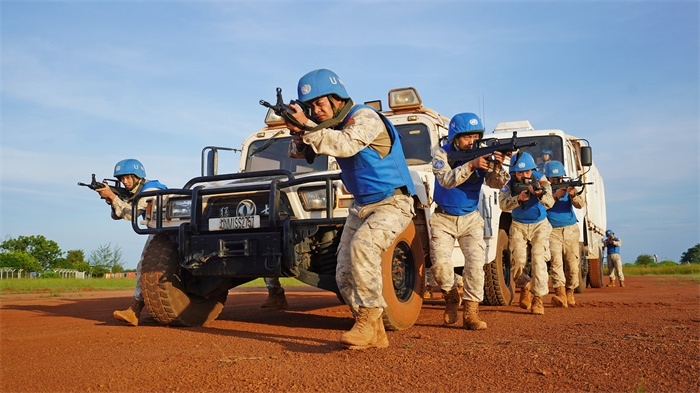 應(yīng)急分隊(duì)?wèi)?zhàn)術(shù)行進(jìn)。張洪奧攝