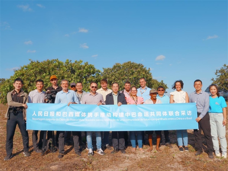 當(dāng)?shù)貢r間10月24日至25日，人民日報社攜手巴西主流媒體在巴西東北部北里奧格蘭德州開展聯(lián)合采訪，拉開了以“攜手推動構(gòu)建中巴命運共同體”為主題的人民日報和巴西媒體聯(lián)合采訪序幕。圖為參加聯(lián)合采訪的中巴兩國記者與受益于中國企業(yè)扶貧項目的若昂卡馬拉市民眾合影。 人民日報和巴西媒體聯(lián)合采訪團供圖