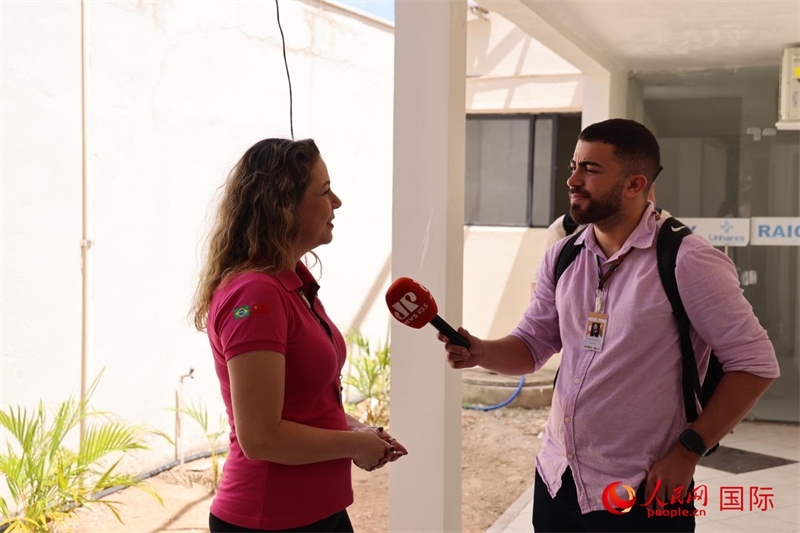 國網(wǎng)巴電文化中心負(fù)責(zé)人達尼埃拉·帕戈托接受參加聯(lián)合采訪團的巴西記者采訪。 人民網(wǎng)記者 時元皓攝