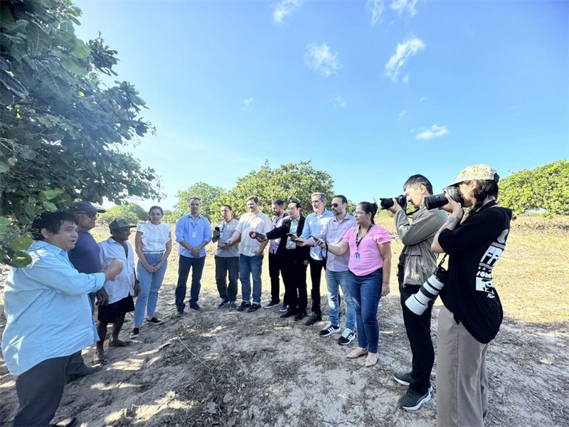 聯(lián)合采訪團正在采訪中國企業(yè)在若昂卡馬拉市的扶貧開放項目 。孫佳攝