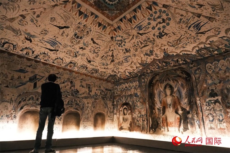 觀眾仿佛置身于數(shù)字復(fù)原的敦煌第285窟。人民網(wǎng)記者 尚凱元攝 