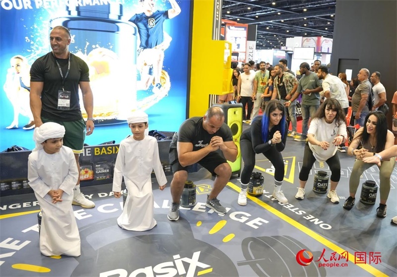 觀眾參加“蹲馬步”比賽。人民網(wǎng)中東中心分社塔里克·易卜拉欣攝