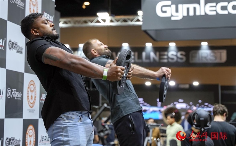 觀眾參加舉重物比賽。人民網(wǎng)中東中心分社塔里克·易卜拉欣攝