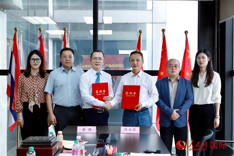 會談現(xiàn)場。左三為泰中僑商聯(lián)合會副主席董峰；右三為浙江大學(xué)光華法學(xué)院黨委書記張永華。人民網(wǎng)記者 簡承淵攝