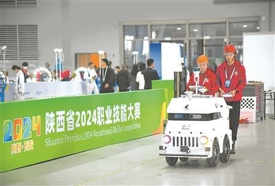參賽選手在陜西省2024職業(yè)技能大賽新能源汽車智能化技術(shù)賽項(xiàng)比賽中。新華社記者 張博文攝