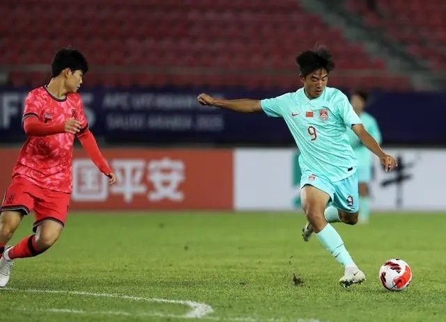 國少隊球員魏祥鑫（右）比賽中傳球。新華社記者 李鋼攝