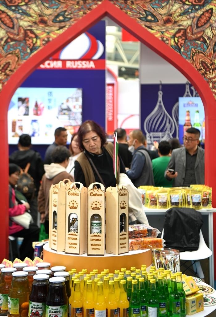 10月25日，觀眾在楊凌農(nóng)高會上合組織國家農(nóng)業(yè)展區(qū)了解農(nóng)產(chǎn)品。新華社記者 鄒競一 攝