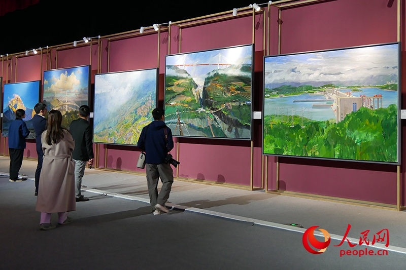 觀眾正在欣賞畫作。人民網(wǎng)記者 韋衍行攝