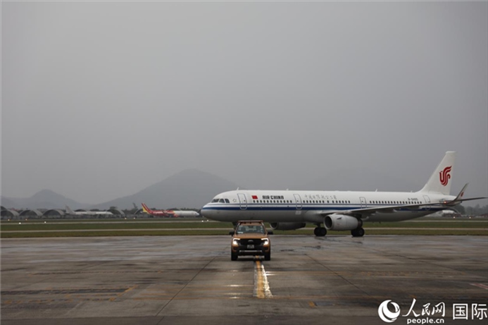 國(guó)航上海——河內(nèi)首班飛機(jī)抵達(dá)河內(nèi)內(nèi)排機(jī)場(chǎng)。人民網(wǎng)記者 楊曄攝
