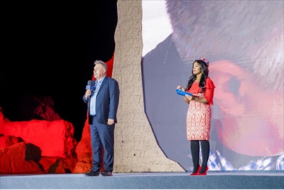 丹尼（左一）在“何以中國(guó)·五星出東方”網(wǎng)絡(luò)主題宣傳活動(dòng)現(xiàn)場(chǎng)演講。人民視頻供圖