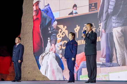 張曉波(右一)在“何以中國(guó)·五星出東方”網(wǎng)絡(luò)主題宣傳活動(dòng)現(xiàn)場(chǎng)演講。人民視頻供圖