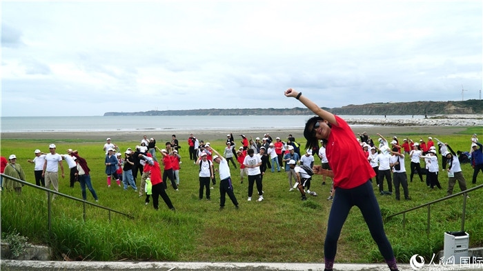 開(kāi)跑前的熱身運(yùn)動(dòng)。人民網(wǎng) 蔣曉辰攝