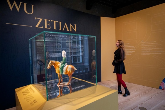 圖為觀眾在參觀“一代女皇武則天展”。（中華人民共和國(guó)駐荷蘭王國(guó)大使館供圖）