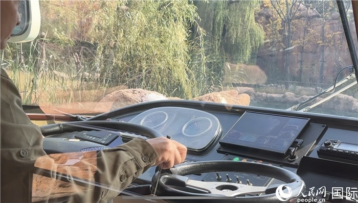 鄭州銀基動物王國水陸兩棲觀光車駕駛室。人民網(wǎng) 謝瑩攝