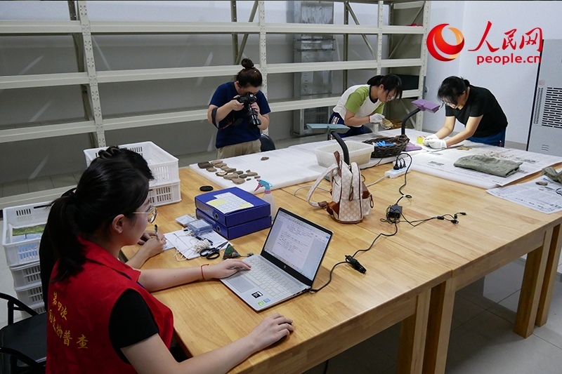 普查隊(duì)員們正在庫房內(nèi)工作。人民網(wǎng)記者 韋衍行攝