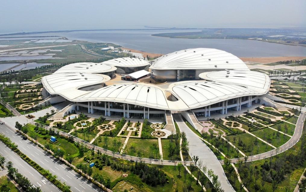 位于中國—上海合作組織地方經(jīng)貿(mào)合作示范區(qū)的青島·上合之珠國際博覽中心（2024年7月18日攝，無人機(jī)照片）。新華社記者李紫恒 攝