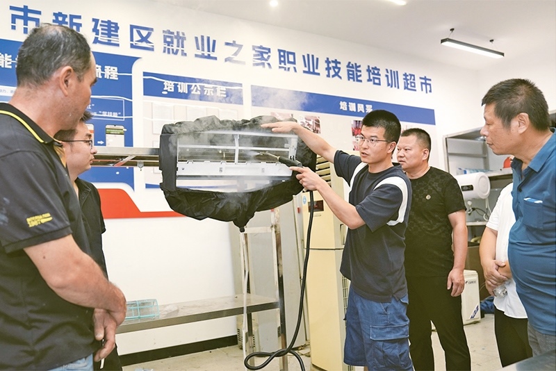 黨的二十屆三中全會強調(diào)，要健全終身職業(yè)技能培訓制度。圖為2024年9月12日一位老師在給學員進行家電清洗技術(shù)培訓。 新華社記者 萬象/攝