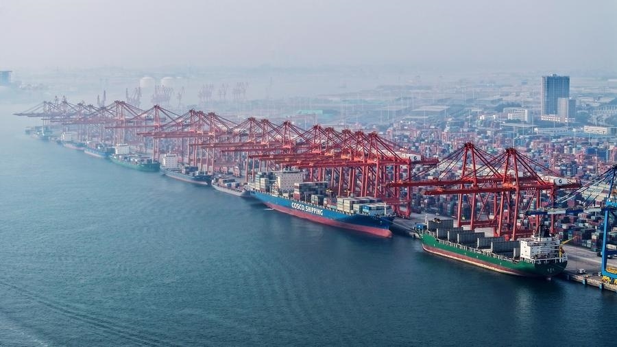 在廣西欽州港碼頭，多艘海輪在排隊卸貨（無人機照片，2024年3月28日攝）。新華社記者 張愛林 攝