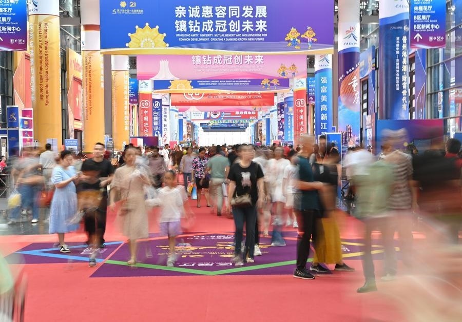 2024年9月28日，觀眾在廣西南寧市舉行的第21屆中國—東盟博覽會上參觀。新華社記者 周華 攝
