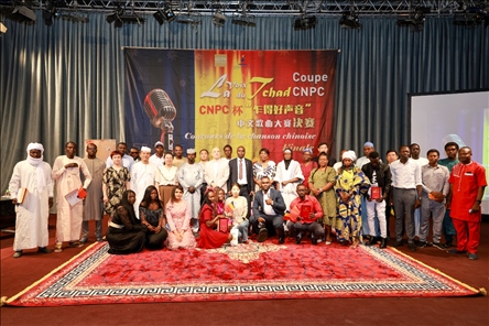 選手、評(píng)委、組委會(huì)工作人員共同與頒獎(jiǎng)嘉賓合影。中國(guó)石油非洲公司供圖